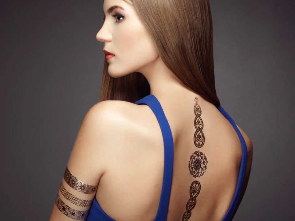 Black and grey gap filler tattoo ideas enhancing sleeve flow without overcrowding