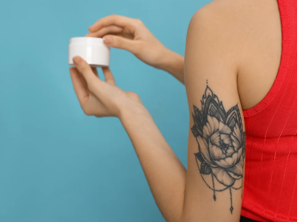 women with shoulder tattoos